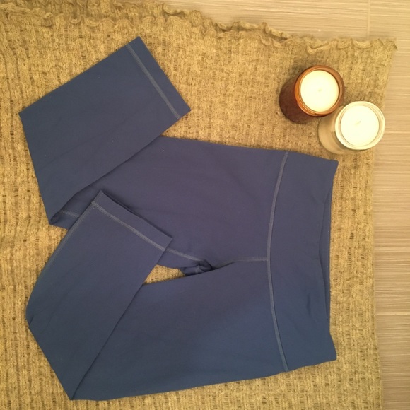 Lululemon under wonder crops size 6 - Picture 3 of 5